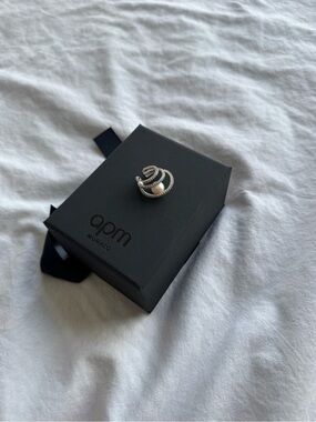 APM MONACO PEARL CROISETTE ear cuff